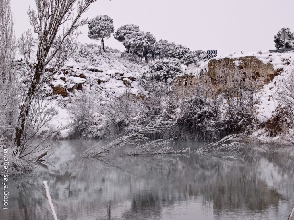 Lago blanco y negro