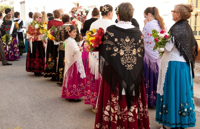 Gente con trajes