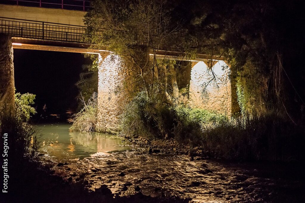 Parte inferior de un puente